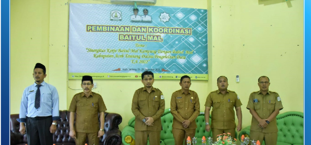 Staf Ahli Bupati Bidang Pemerintahan, Hukum dan Politik, Drs. Maddiah, M.Pd (kedua dari kiri) bersama para Pembina Baitul Mal Aceh Tamiang.