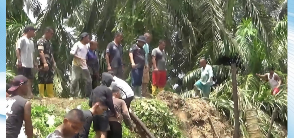 BERSAMA WARGA DAN TNI-POLRI , PJ. BUPATI ASRA TERJUN LANGSUNG PERBAIKI TANGGUL JEBOL DI KP. TANGSI LAMA